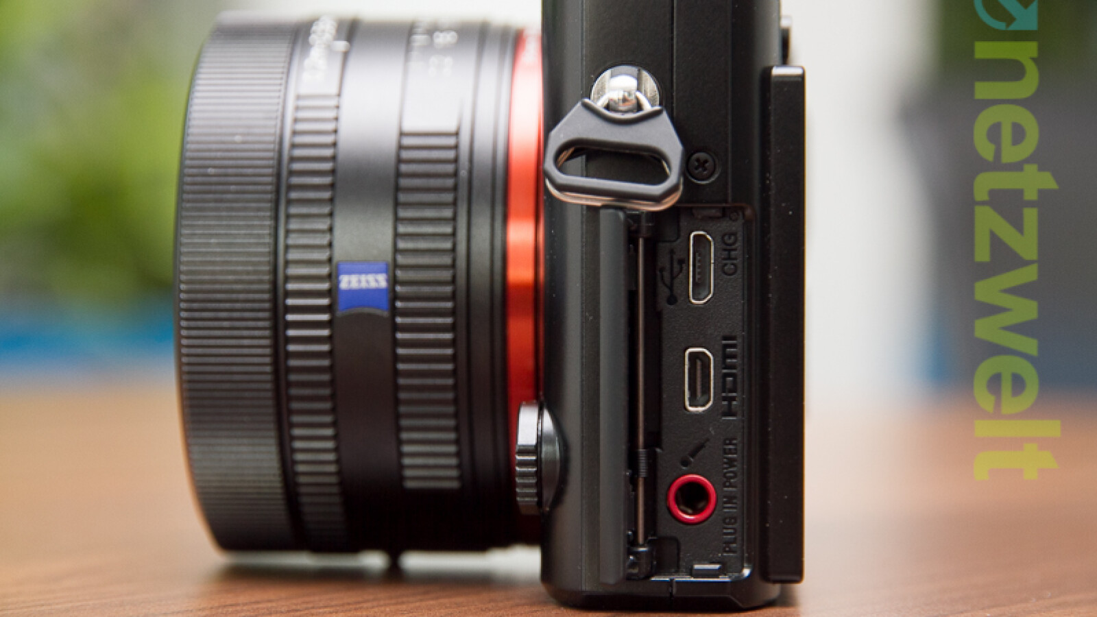 Neben einem USB 2.0-Anschluss und einem miniHDMI-Ausgang ist auch ein Mikrofoneingang vorhanden. (Bild: netzwelt)