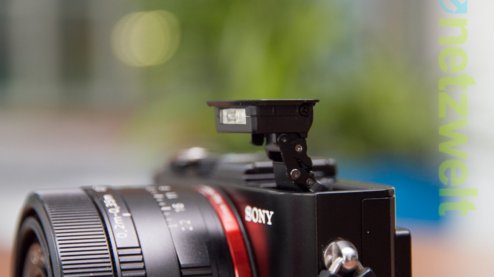 Die Kompaktkamera verfügt über einen eingebauten Blitz. (Bild: netzwelt)