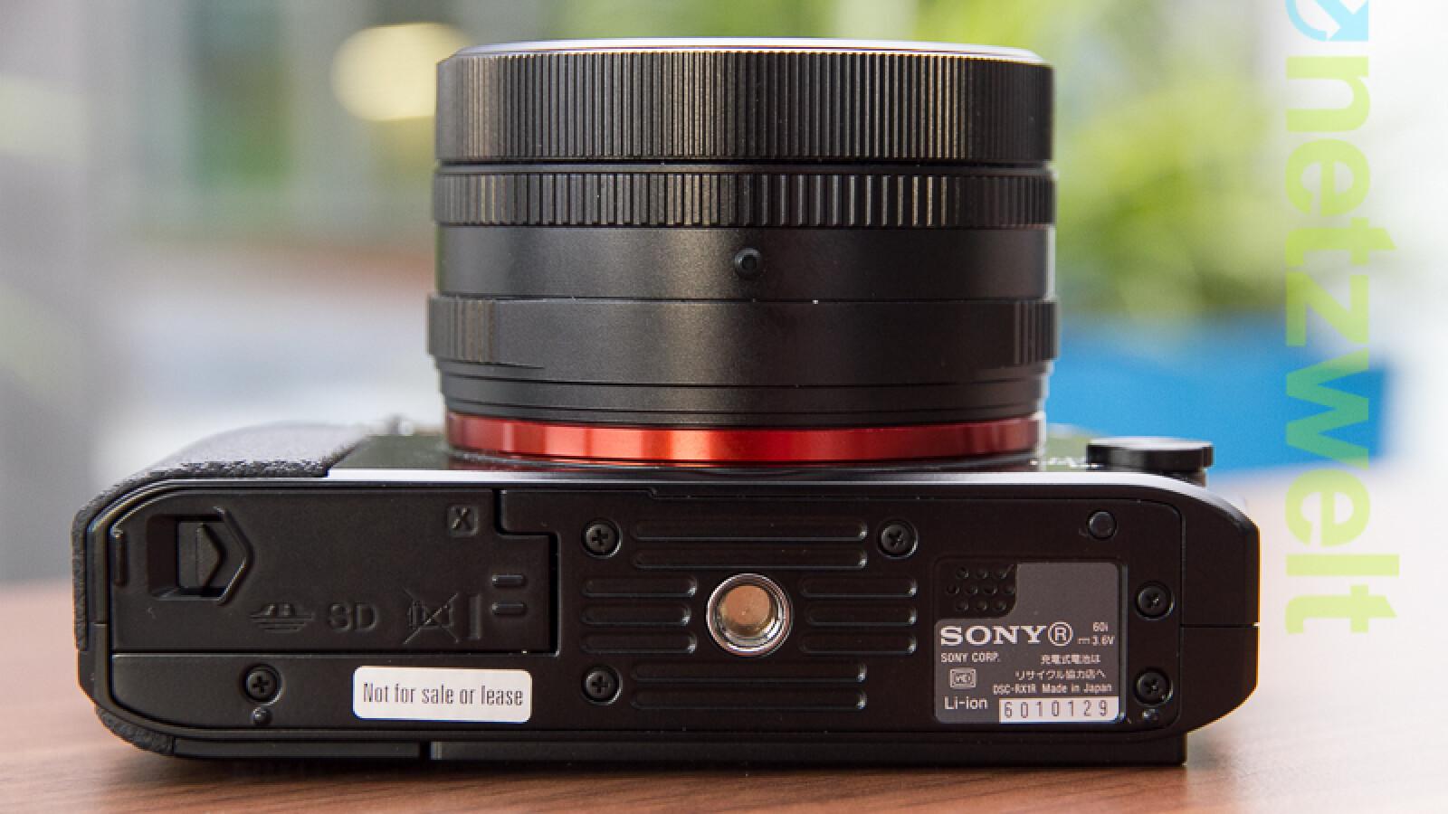 Das Stativgewinde befindet sich in der optischen Achse der Kamera. (Bild: netzwelt)