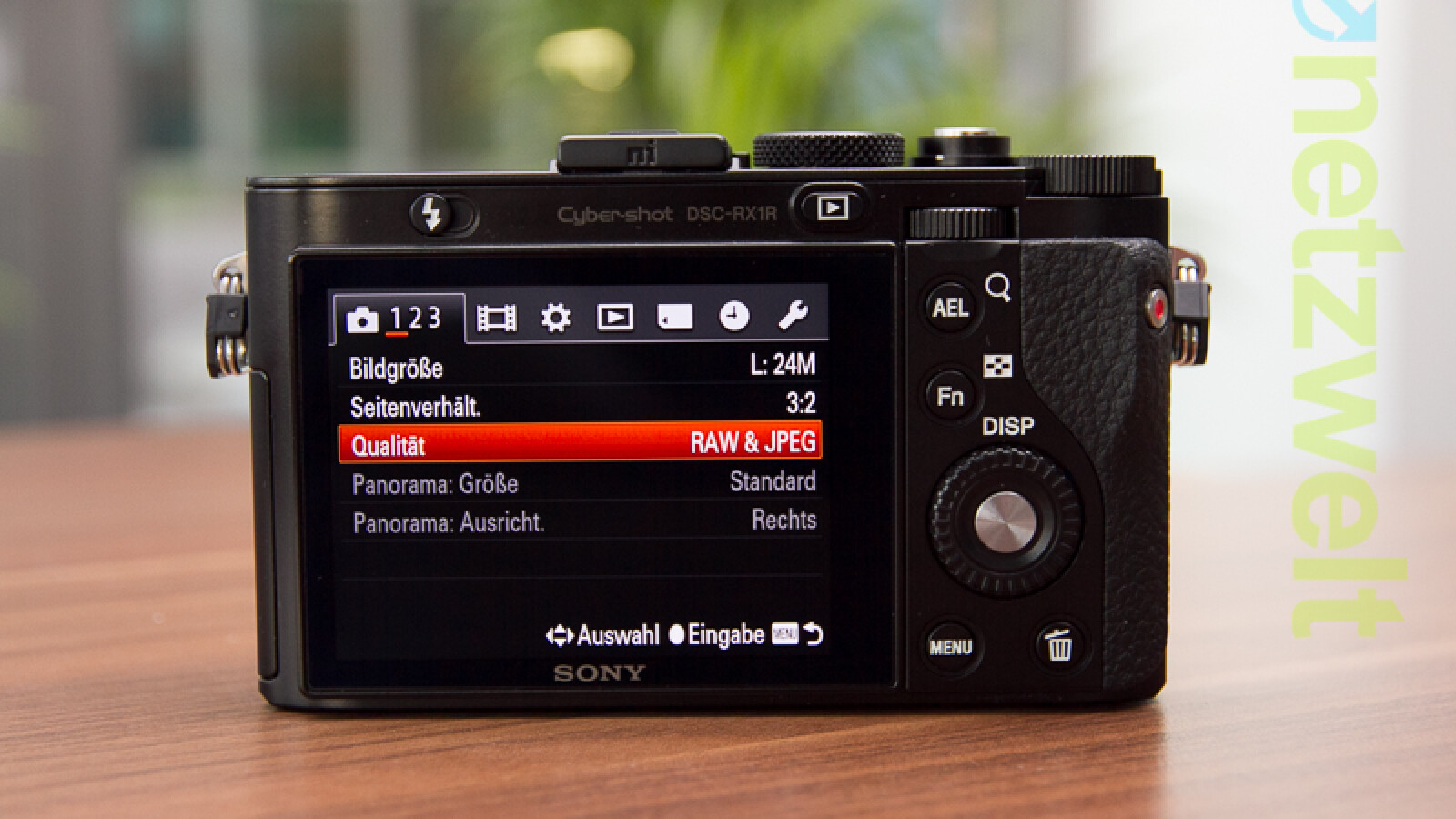 Über das Wahlrad auf der Rückseite der Kamera kann man schnell durch das Menü navigieren. (Bild: netzwelt)