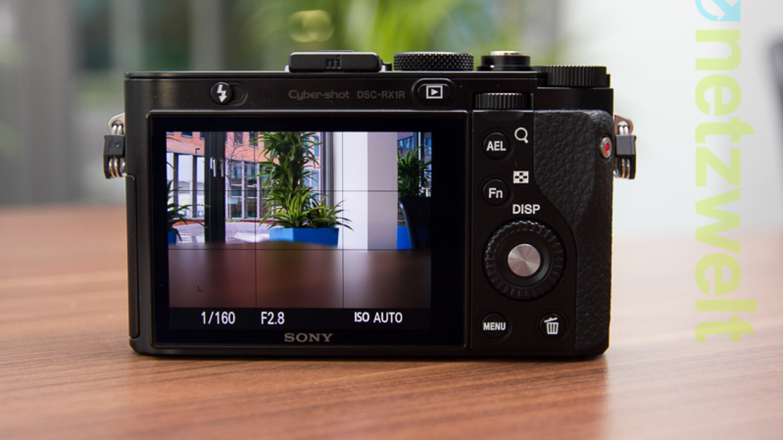 Die RX1R verfügt über keinen elektronischen oder optischen Sucher. Beide sind nur als Sonderzubehör erhältlich. Daher dient das 3-Zoll-Display im Liveview-Betrieb als Sucher - typisch Kompaktkamera. (Bild: netzwelt)