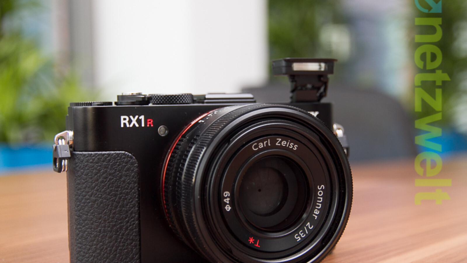 Das Carl Zeiss-Sonnar-Objektiv verfügt über eine hochwertige T*-Vergütung. (Bild: netzwelt)