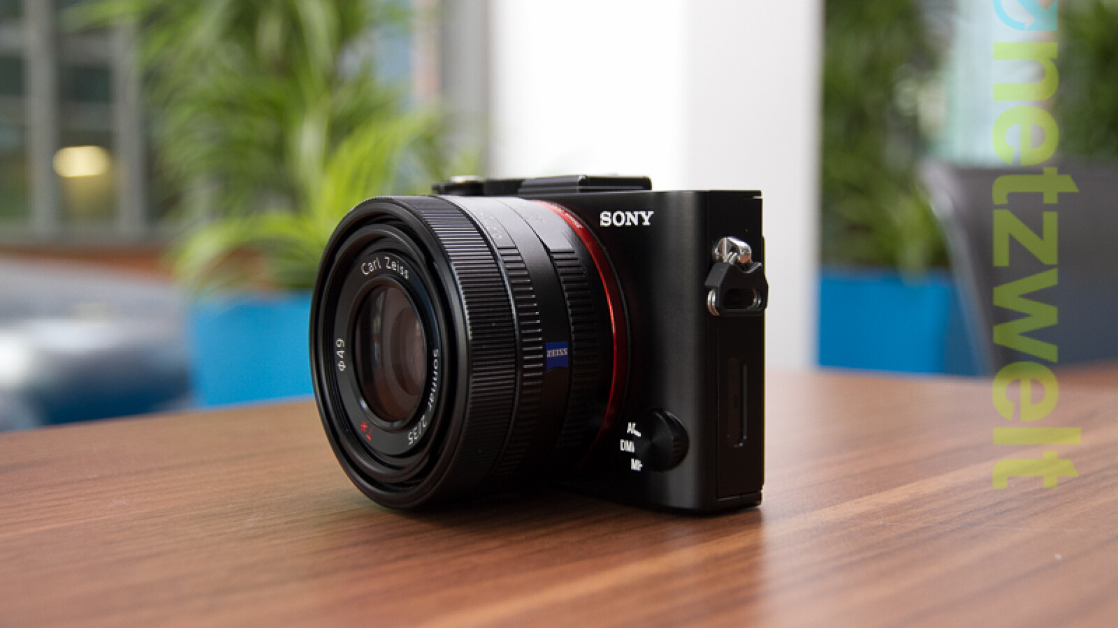 Die lichtstarke 35mm-Festbrennweite (F2) ist sehr gut auf die hohe Auflösung des Sensors abgestimmt. (Bild: netzwelt)