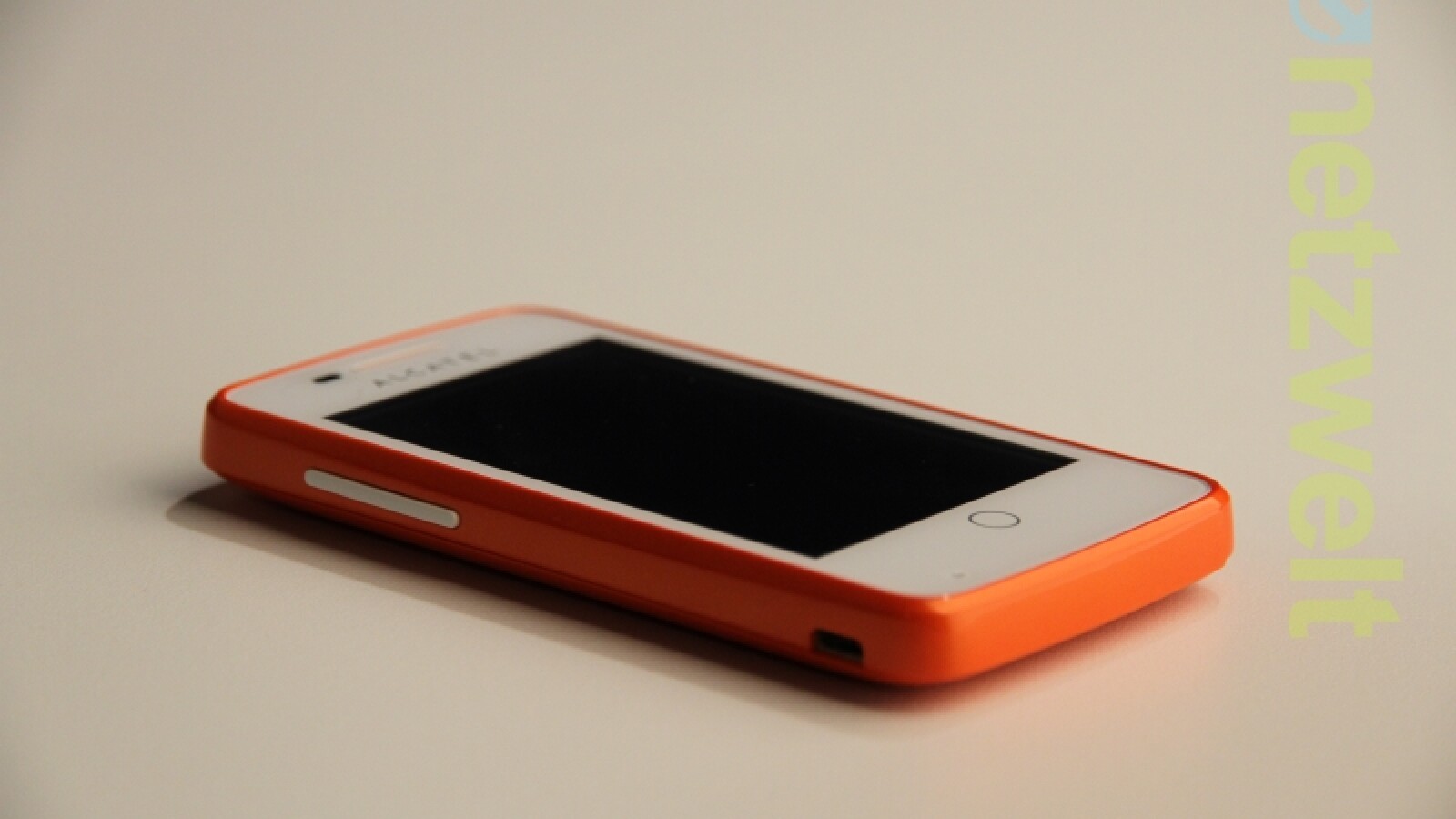 An der Unterseite des Smartphones befindet sich ein microUSB-Anschluss. (Bild: netzwelt)