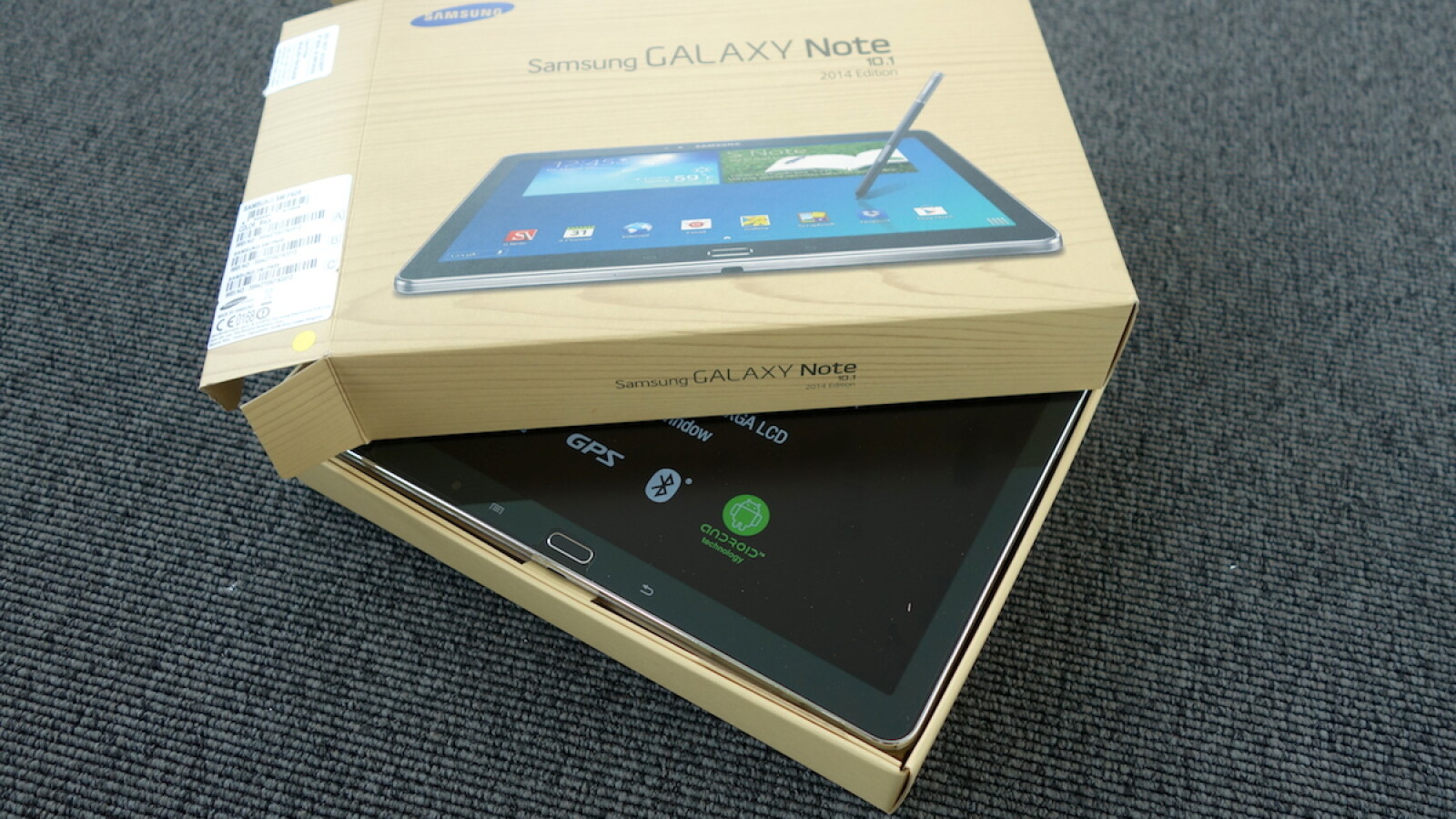 Das Tablet kommt in einem umweltfreundlichen Karton ins Haus. Im Inneren... (Bild: netzwelt)