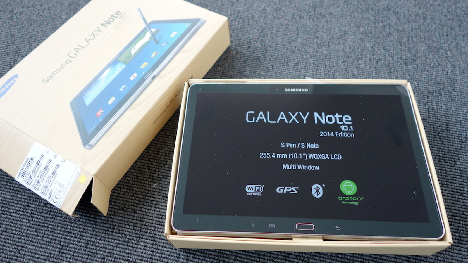 ...liegt das Tablet direkt obenauf. Ein Aufkleber erinnert noch einmal an die Kernfunktionen... (Bild: netzwelt)