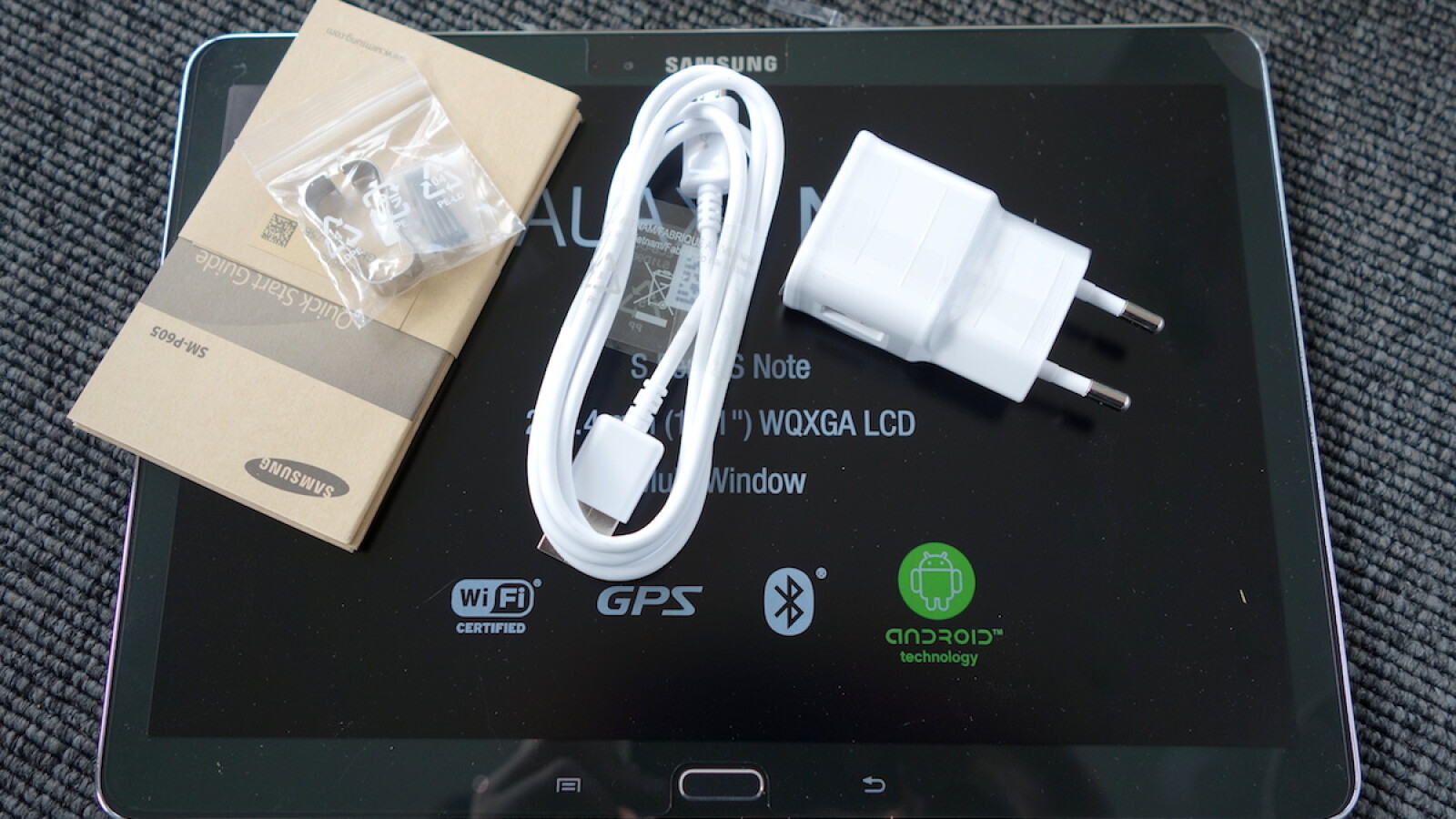 Netzteil, USB-Kabel, Schnellstartanleitungen und S-Pen - mehr Zubehör gibt es nicht. (Bild: netzwelt)