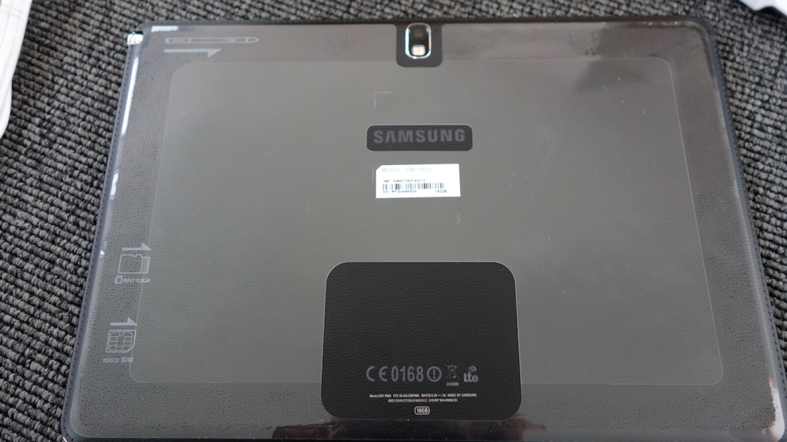 Die (hier noch verpackte) Rückseite erinnert an das Leder-Imitat des Note 3. (Bild: netzwelt)