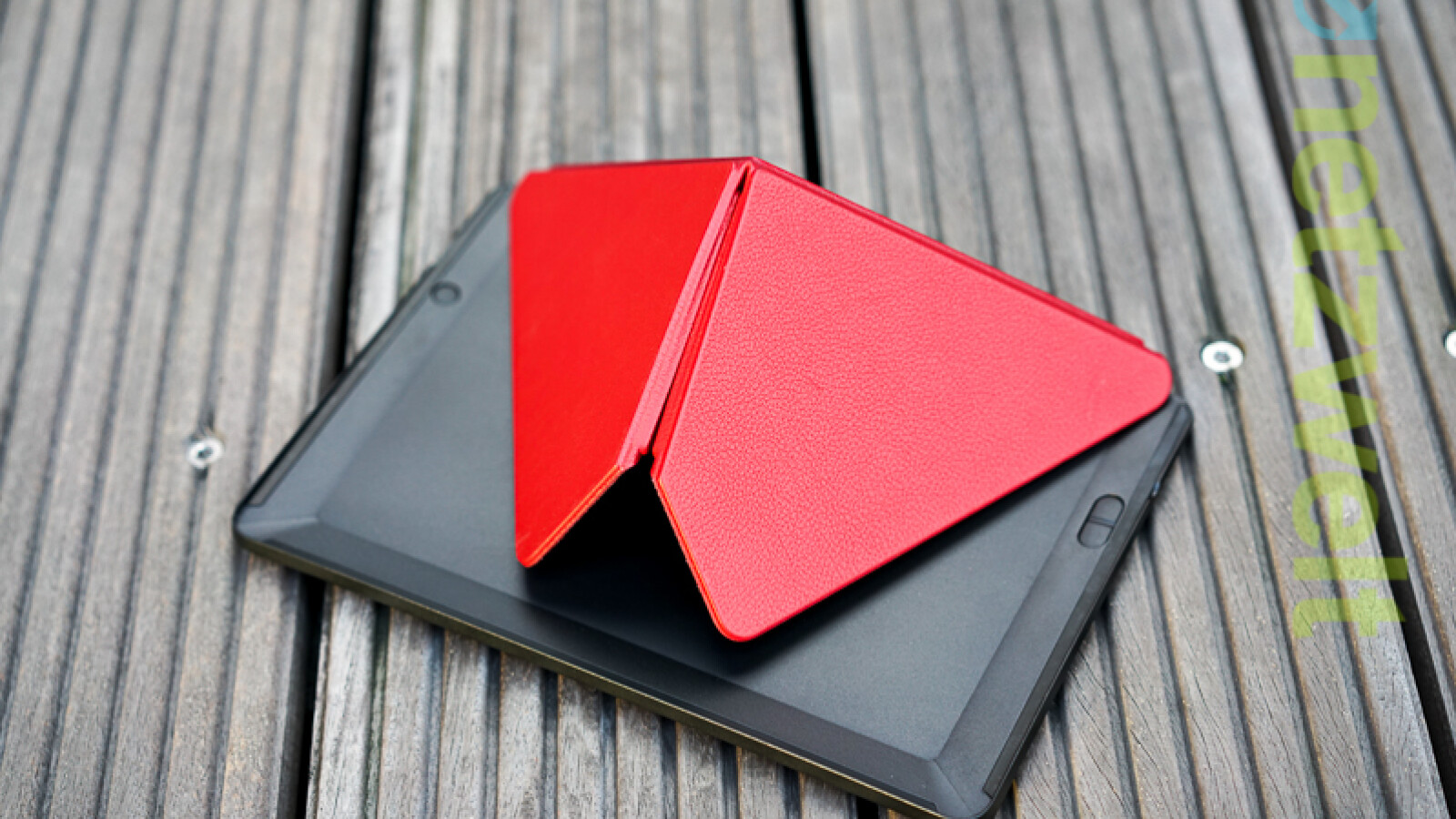 Die Hülle lässt sich falten und fungiert gleichzeitig als Stütze. (Bild: netzwelt)