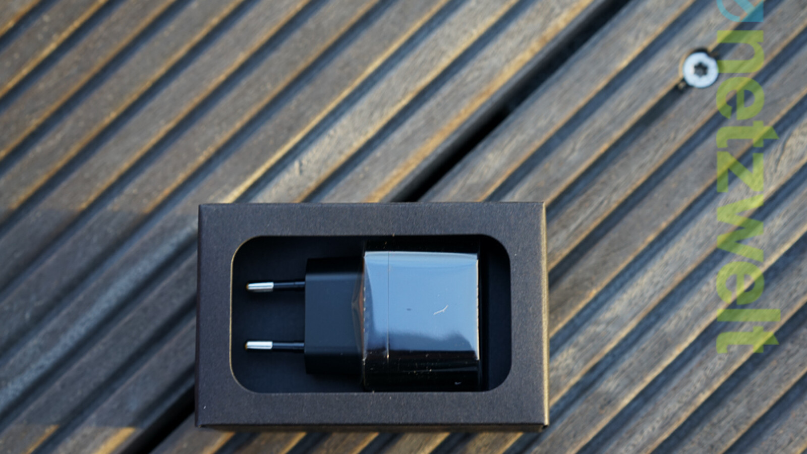 Das USB-Netzteil steckt in einer separaten Box. (Bild: netzwelt)