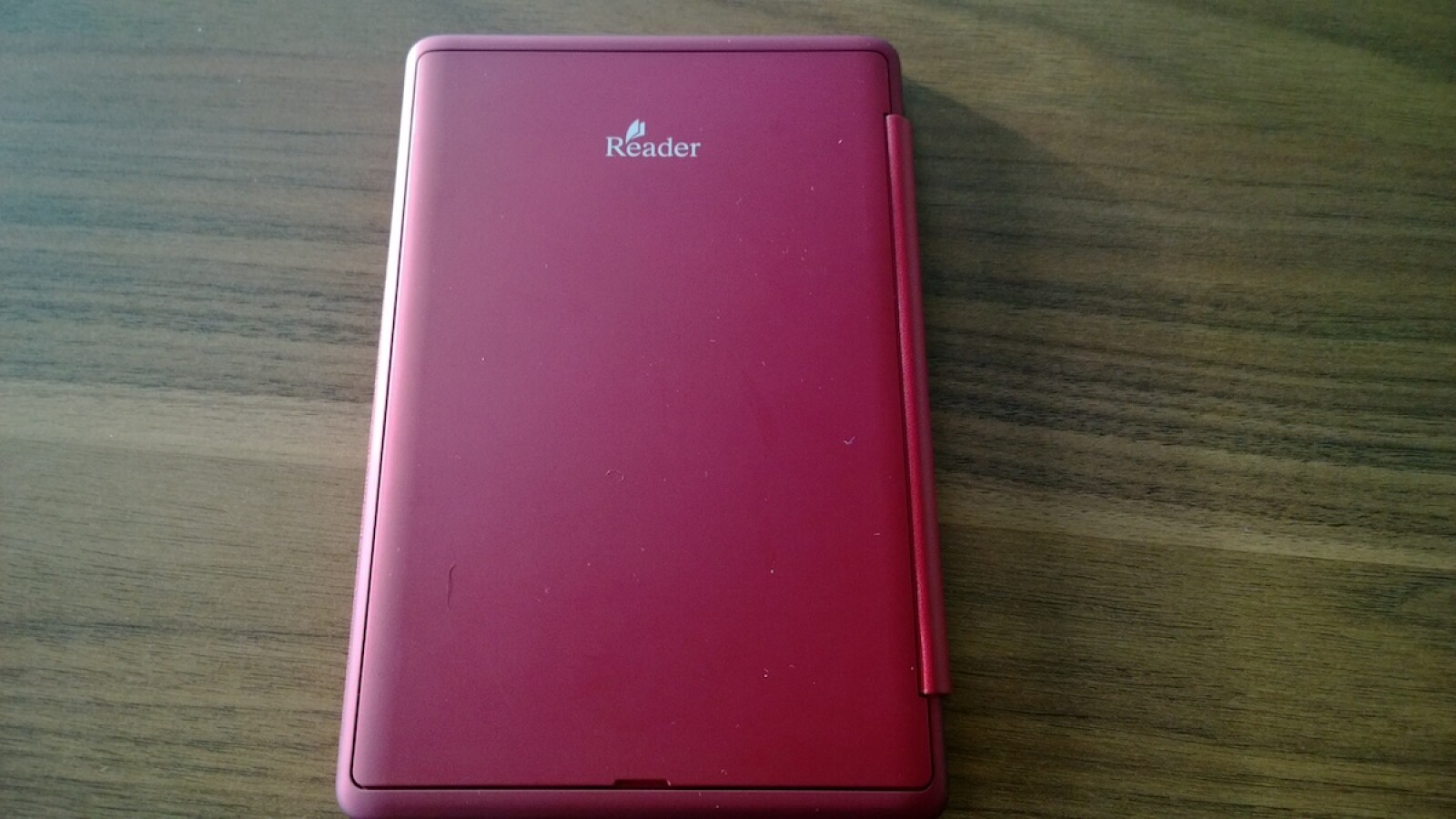 Das Cover ist fest an den Reader gebunden und lässt sich nur zum Einlegen einer Speicherkarte entfernen. (Bild: netzwelt)