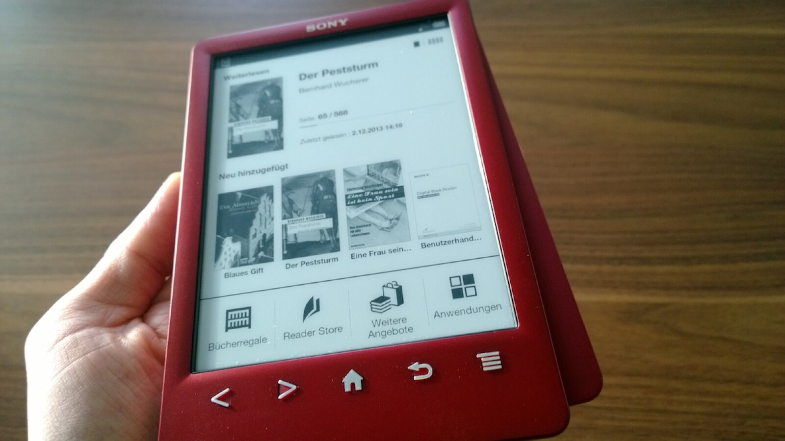 Beim Umschlagen des Covers ergibt sich dieses etwas unschöne Bild. Ein Teil der Abdeckung steht beim einhändigen Halten des Readers über. (Bild: netzwelt)