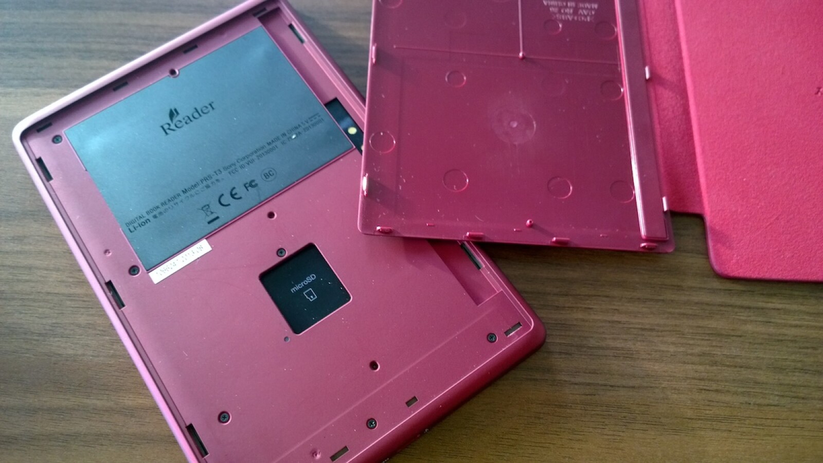 Unter der Abdeckung kommt der microSD-Kartenslot zum Vorschein. Maximal 32 zusätzliche Gigabyte sind möglich. (Bild: netzwelt)