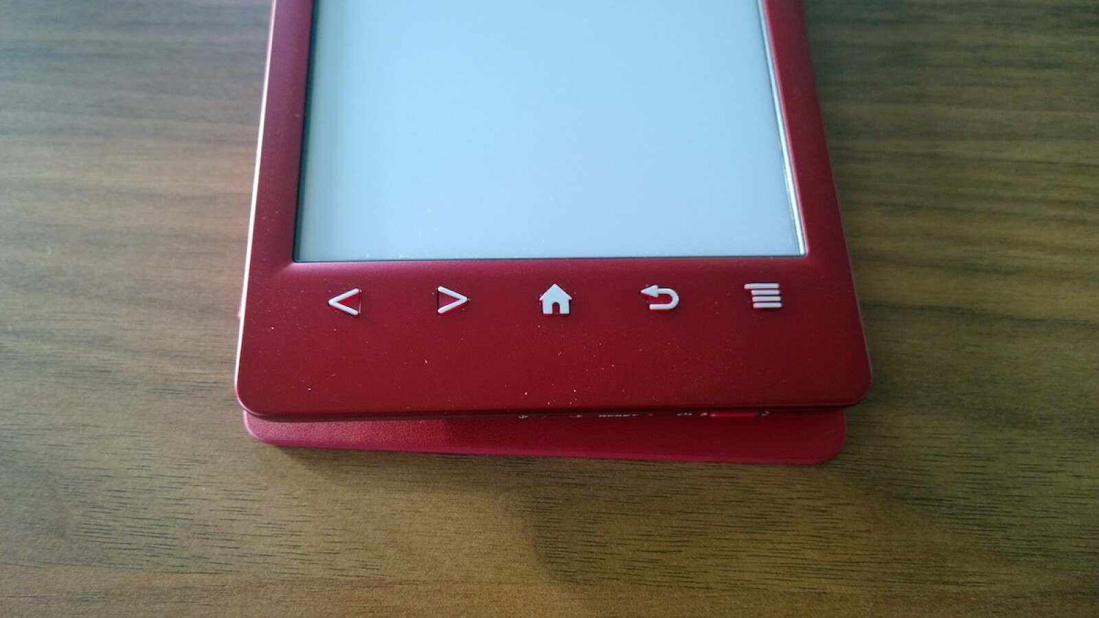 Neben der Bedienung über den Touchscreen lässt sich der PRS-T3 auch über physikalische Tasten steuern. (Bild: netzwelt)