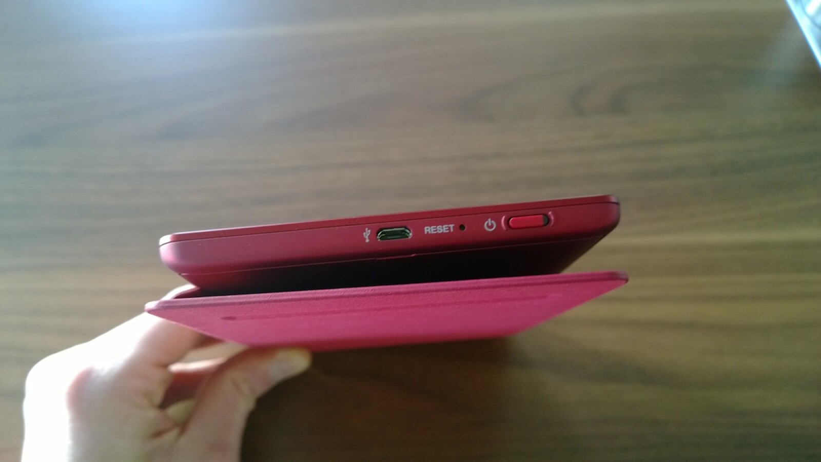 Mehr als einen Power-Knopf und einen microUSB-Eingang benötigt ein E-Book-Reader nicht. Ein Kopfhörer-Ausgang wäre schön, jedoch unterstützt der Reader keine MP3s. (Bild: netzwelt)