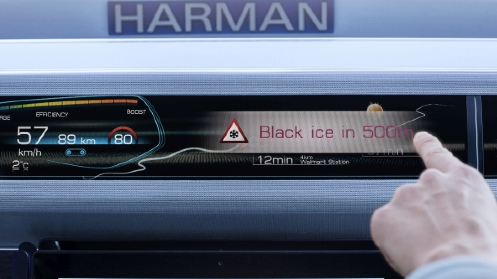 Weitere vier Displays informieren über Status-Updates. (Bild: Rinspeed)