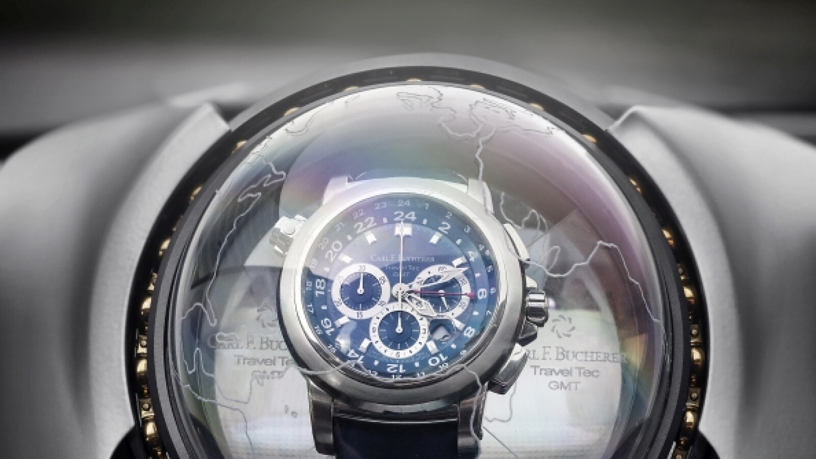 Teures Detail: Die Patravi TravelTec Armbanduhr ist in einer transparente Erdkugel implantiert. Steht das Auto, dreht sich die Weltkugel per Elektroantrieb und zieht dabei das mechanische Uhrwerk auf. (Bild: Rinspeed)