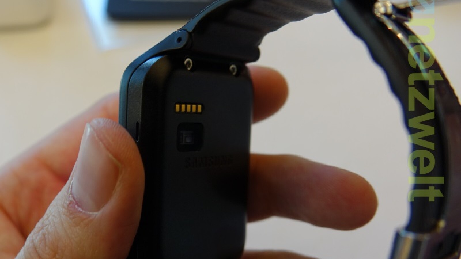 In das Armband der Gear 2 und Gear 2 Neo ist ein Herzfrequenzmesser integriert. (Bild: netzwelt)