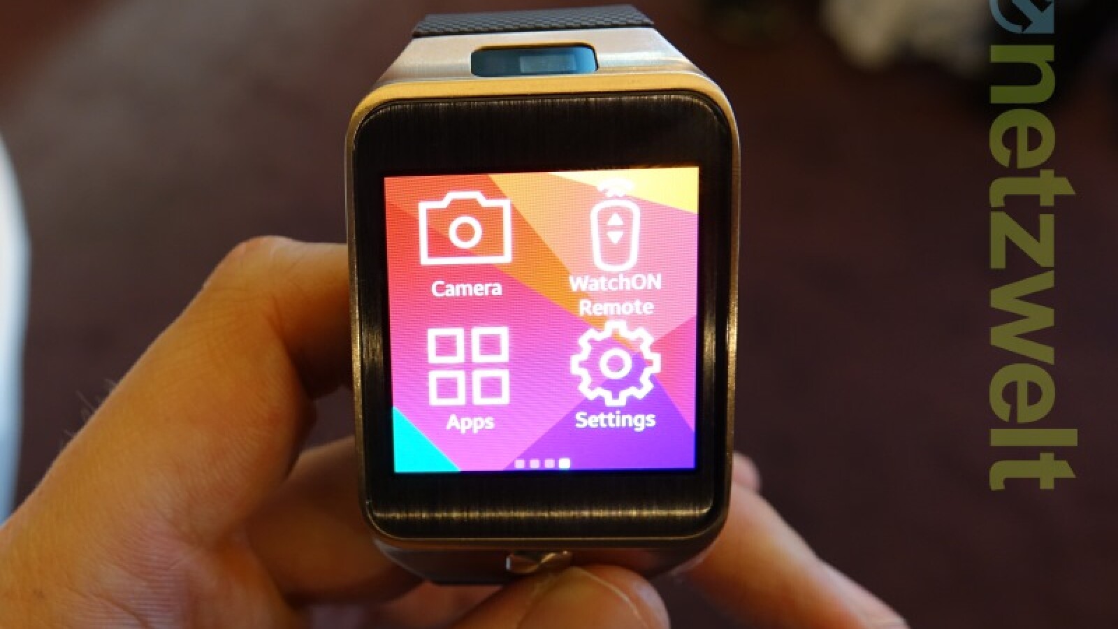 Der Super AMOLED-Screen löst mit 320 x 320 Pixeln auf. (Bild: netzwelt)