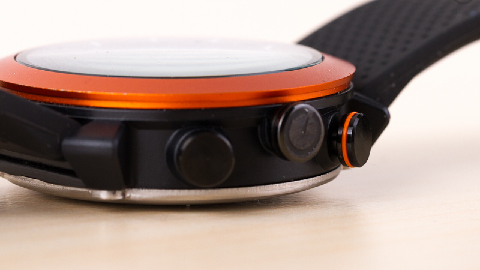 An der Smartwatch finden sich jede Menge Tasten. (Bild: netzwelt)