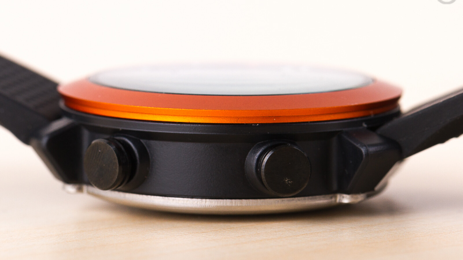 Dadurch wirkt die Cogito Classic auf den ersten Blick mehr wie eine Stoppuhr anstelle einer Smartwatch. (Bild: netzwelt)