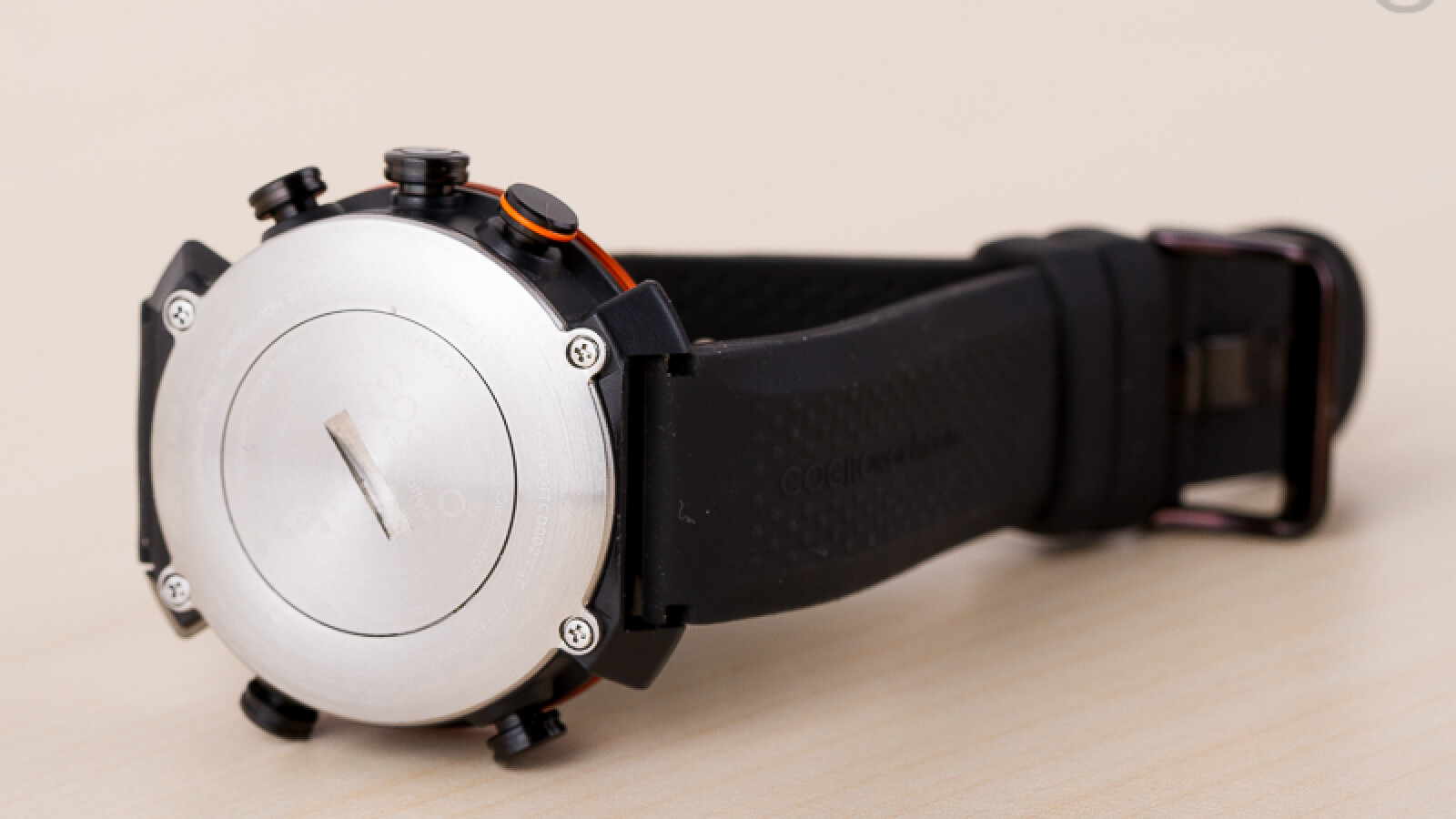 Auf der Rückseite der Cogito Classic befinden sich das Batteriefach. (Bild: netzwelt)