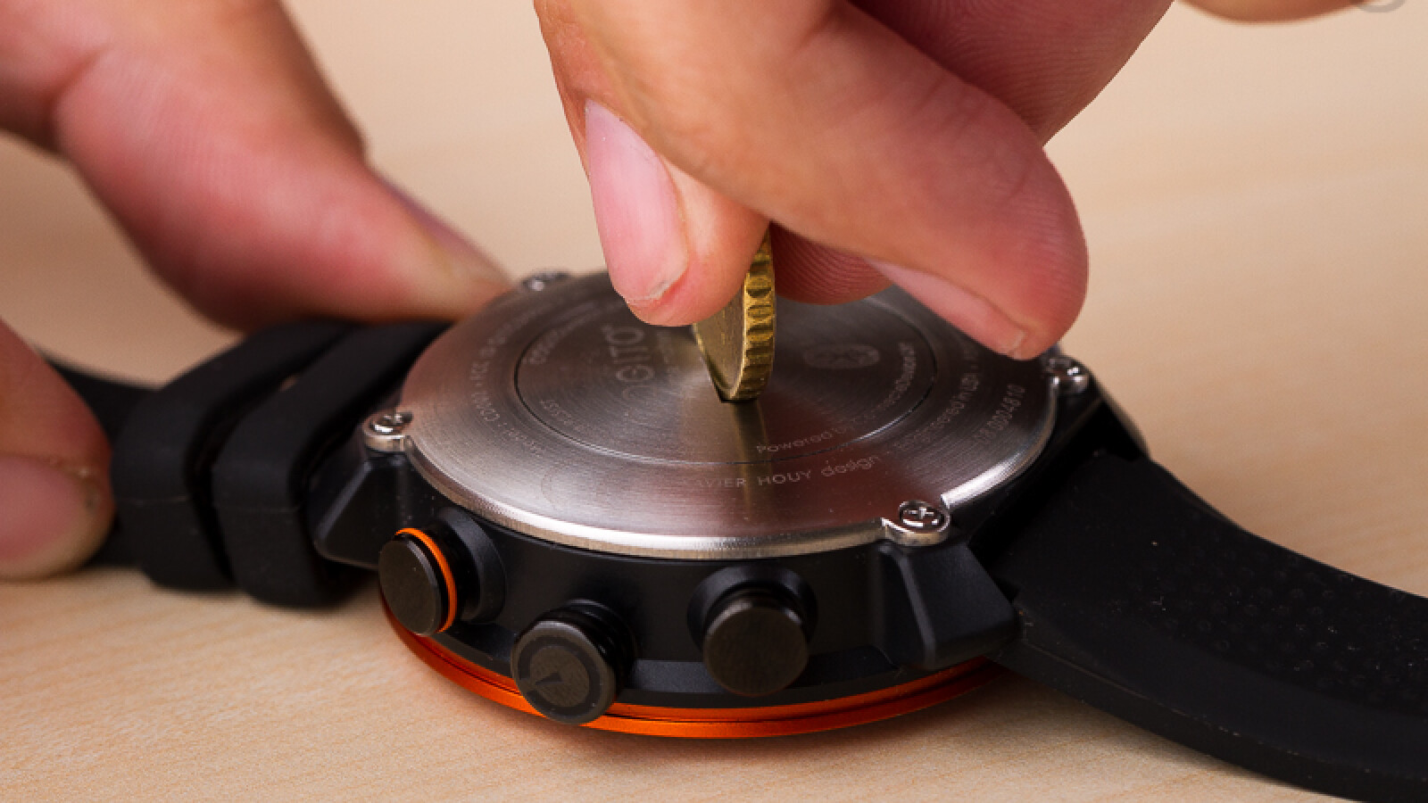 Das Batteriefach lässt sich mit einem 10-Cent-Stück öffnen. (Bild: netzwelt)