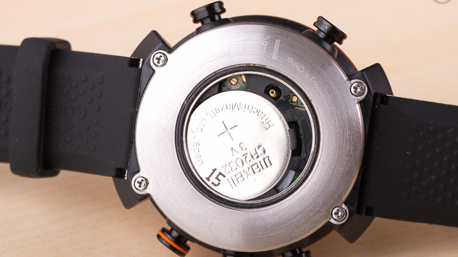 Betrieben wird die Cogito Classic mit Knopfbatterien. (Bild: netzwelt)