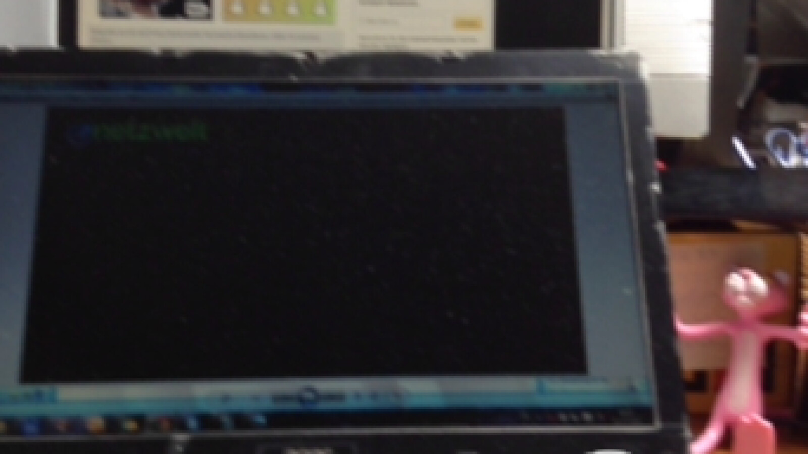 Ein Foto nehmen Sie auf, indem Sie auf den großen Auslöser am unteren Rand des Startbildschirms tippen. Halten Sie den Auslöser gedrückt, um ein Video aufzunehmen. Oben rechts wechseln Sie zwischen Front- und Standardkamera. (Bild: Screenshot/Snapchat)