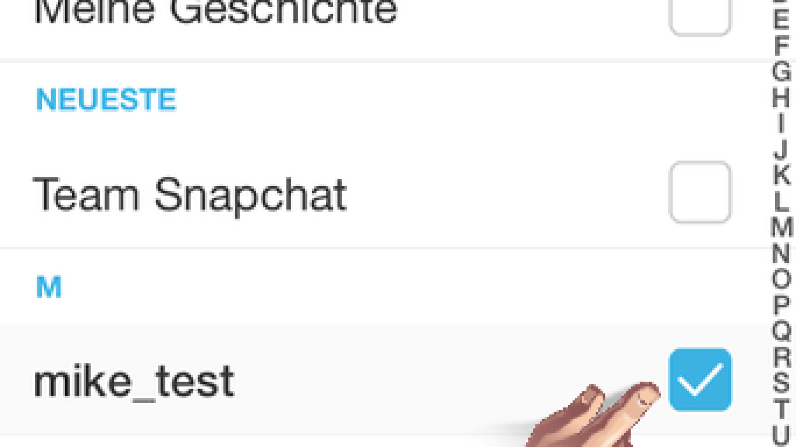 Wählen Sie den oder die Empfänger für Ihr Foto aus und tippen Sie anschließend auf den Pfeil rechts unten. Dadurch wird Ihr Foto oder Video versendet. (Bild: Screenshot/Snapchat)