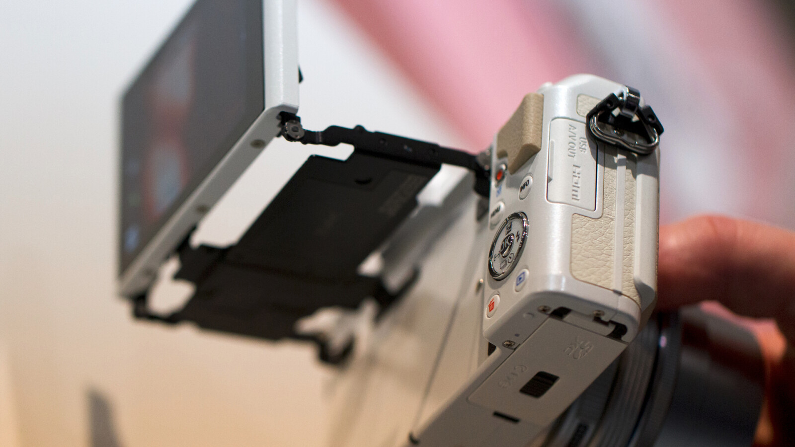 Der Klappmechanismus der PEN E-PL7 erlaubt es den Monitor in verschiedene Winkel auszurichten. Auf der Unterseite befinden sich Akku- und Speicherkartenfach.