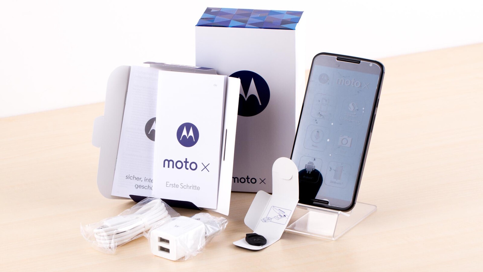 Der Lieferumfang des Motorola Moto X (2. Generation) im Überblick.