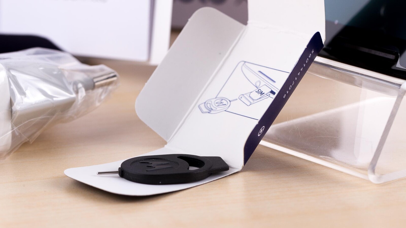 Mit dieser Nadel könnt ihr den SIM-Steckplatz des Motorola Moto X (2. Generation) öffnen.