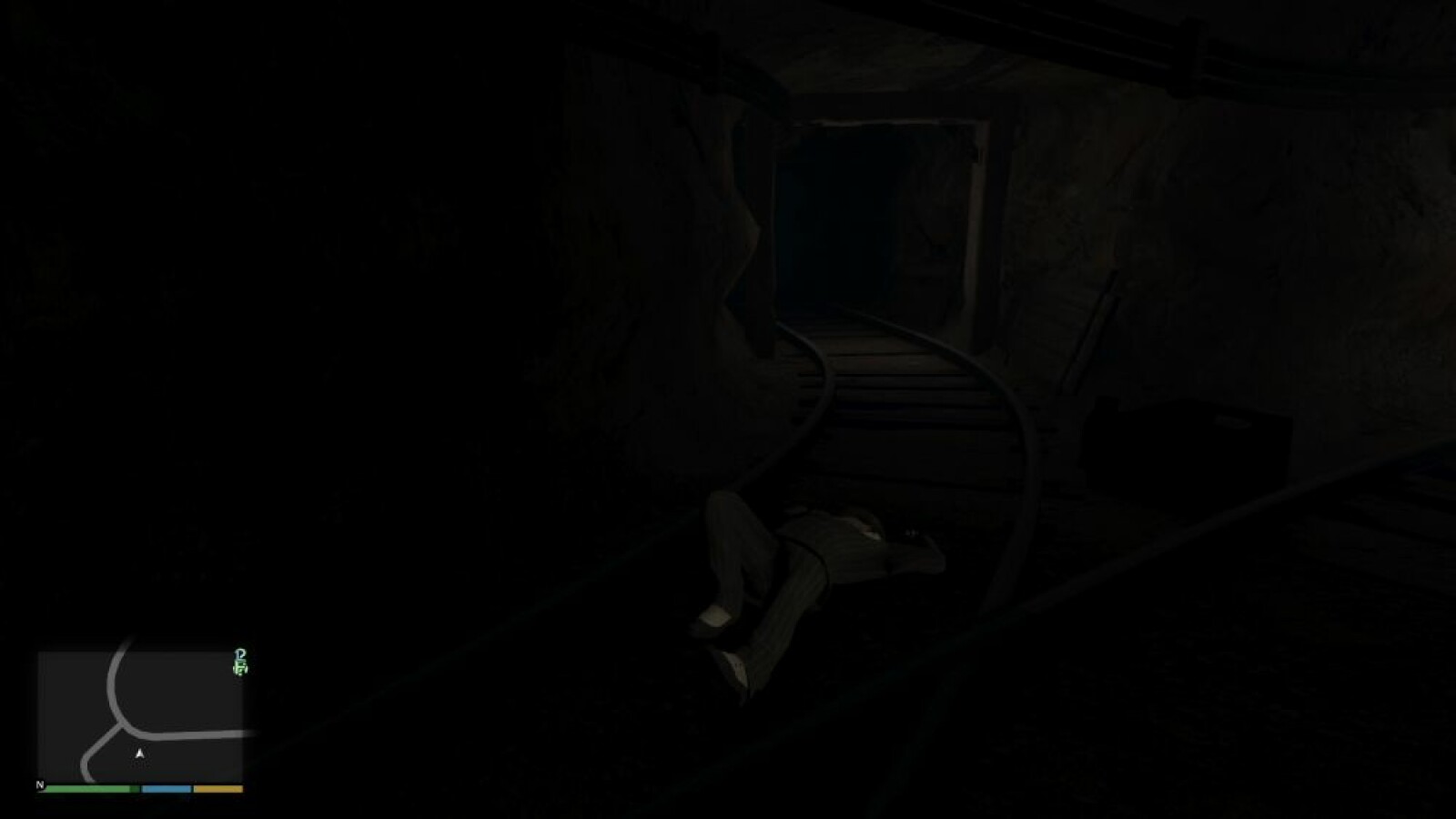 ...um auf diese Leiche zu stoßen. Wie sie mit dem mysteriösen Mord zusammenhängt, ist derzeit noch unklar. (Screenshot / Rockstar Games)