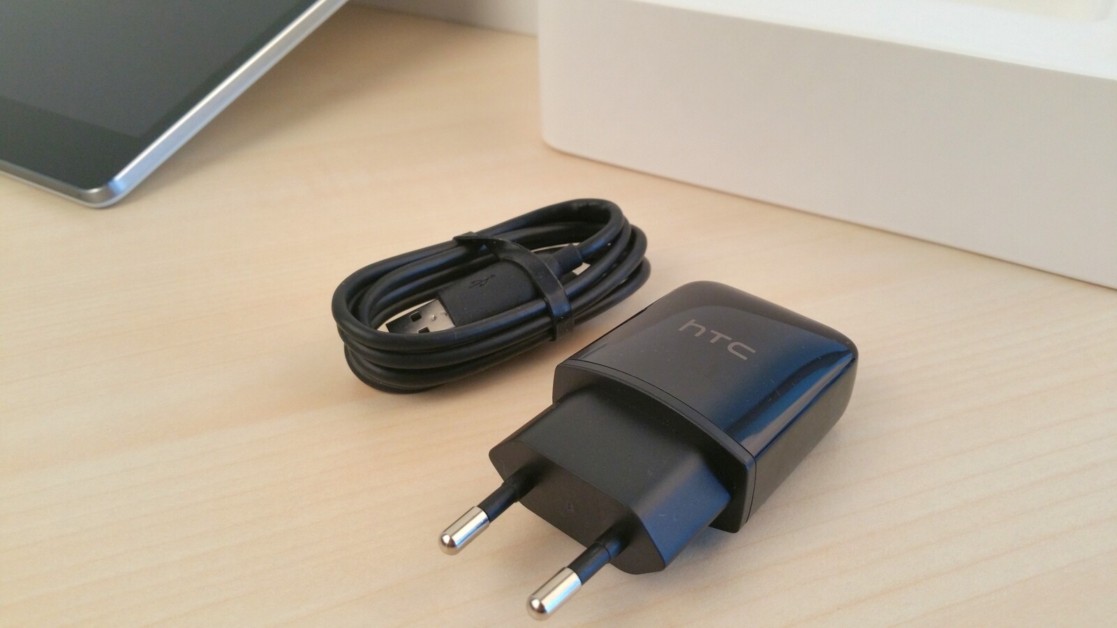 Der Netzstecker verrät den Hersteller des Nexus 9. (Bild: netzwelt)