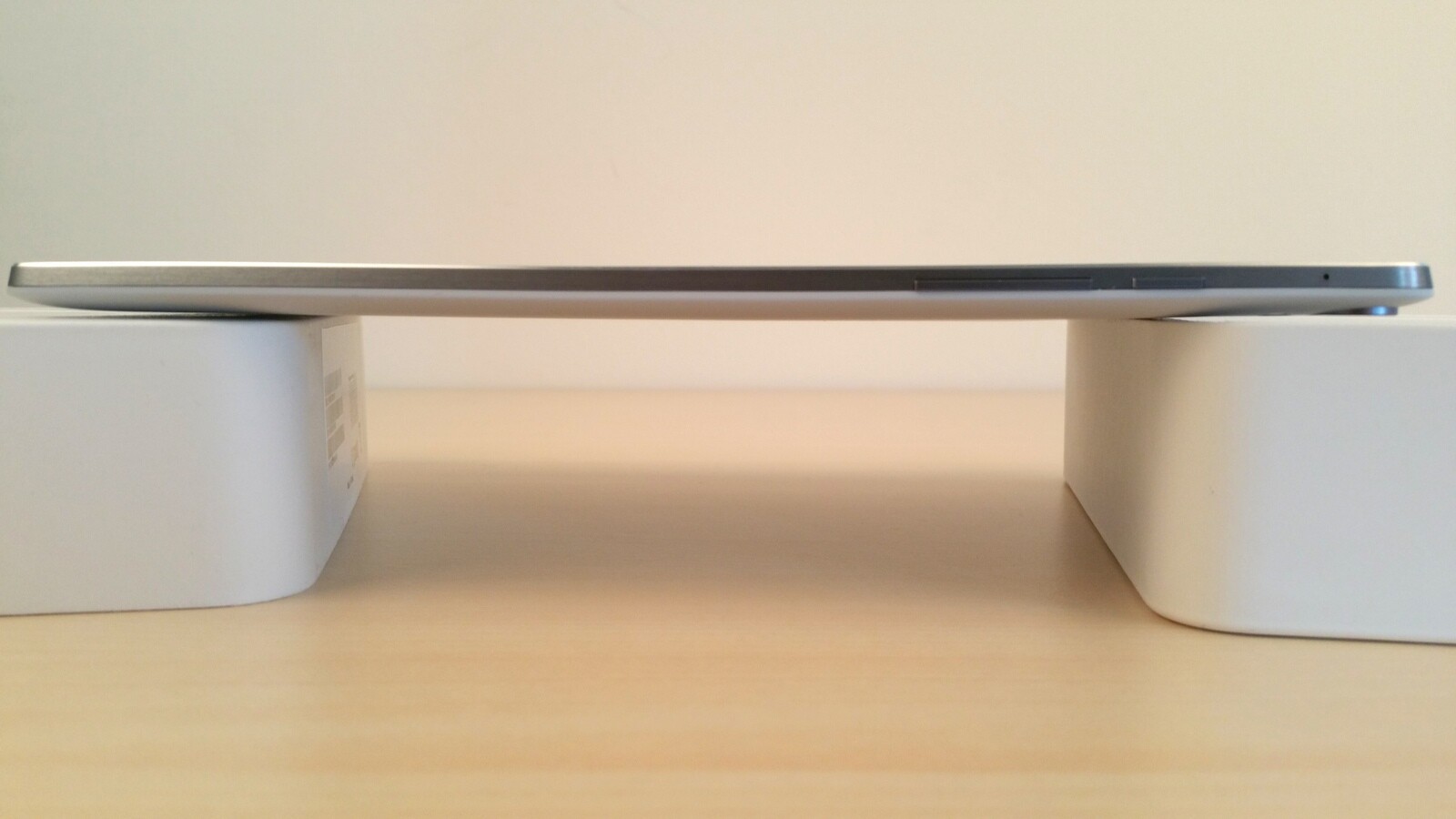 Das Google Nexus 9 ist knapp unter 8 Millimeter dick. (Bild: netzwelt)