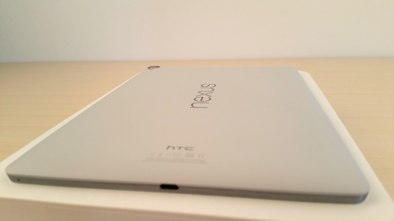 Das Nexus 9 ist neben Weiß auch noch klassisch in Schwarz und einer weiteren Farbe verfügbar, die Google als Sand bezeichnet. (Bild: netzwelt)