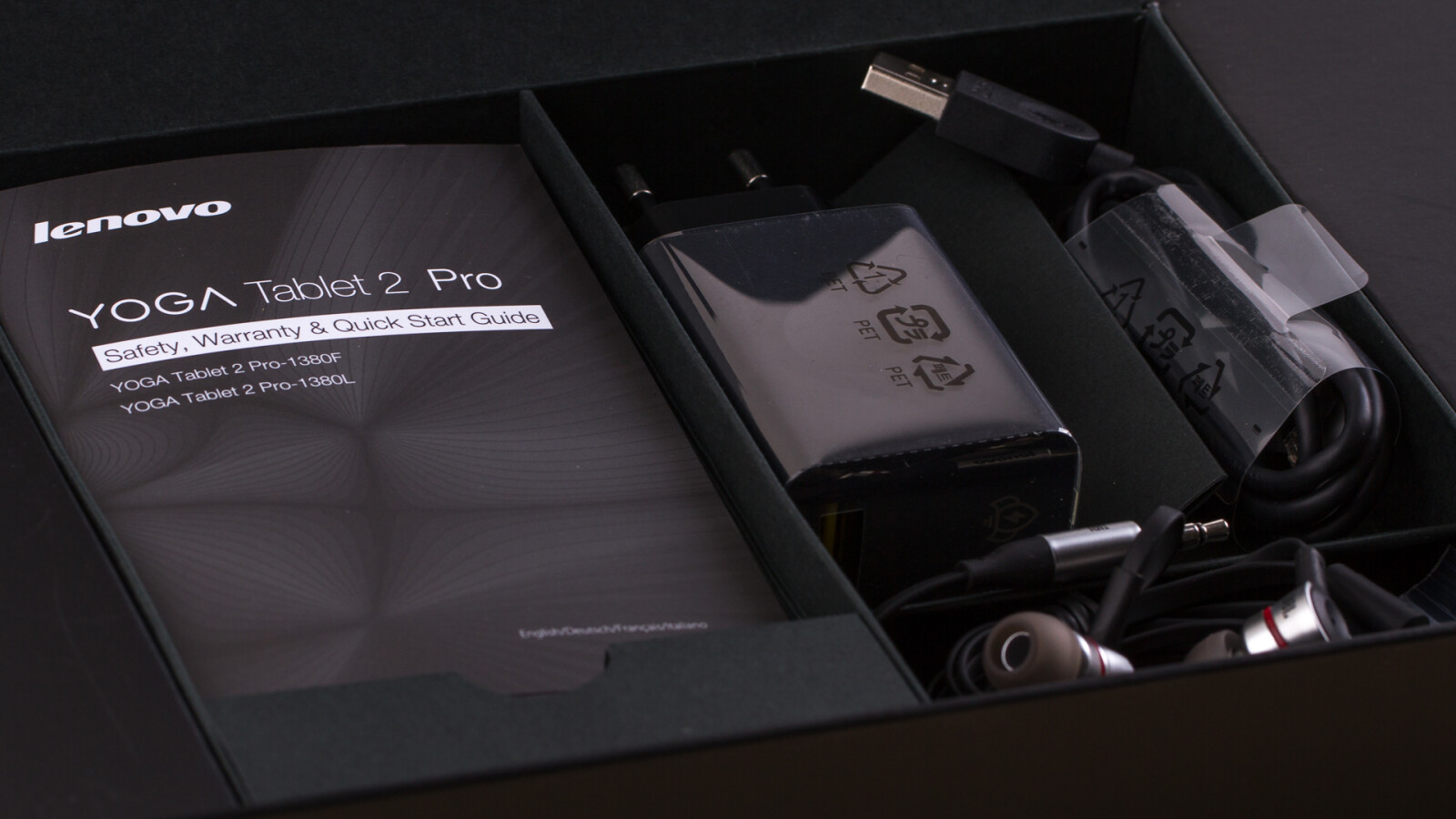 Ein Blick auf das enthaltene Zubehör.