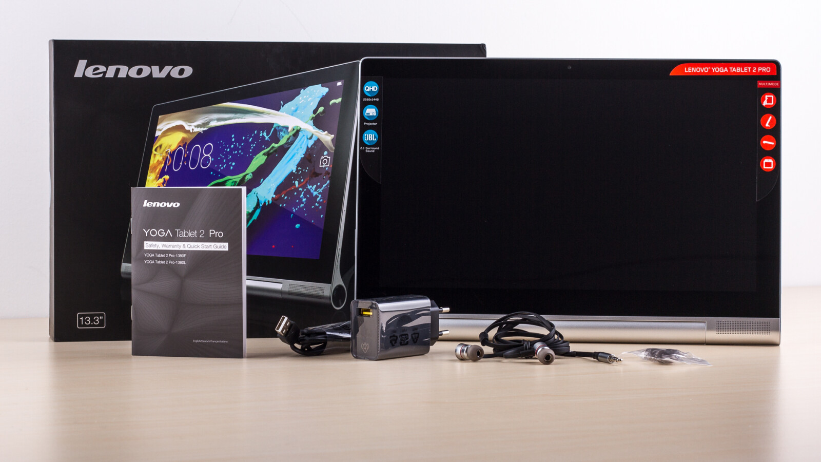 Neben der großen Bildschirmdiagonale sind eingebauter Beamer und Subwoofer weitere Besonderheiten.