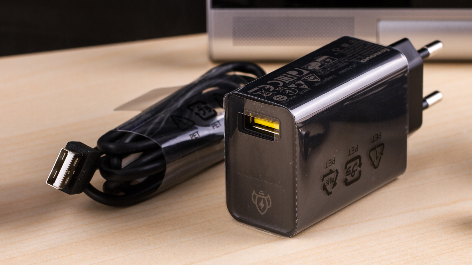 Das Netzteil. Standardware. Ganz im Gegenteil zum...