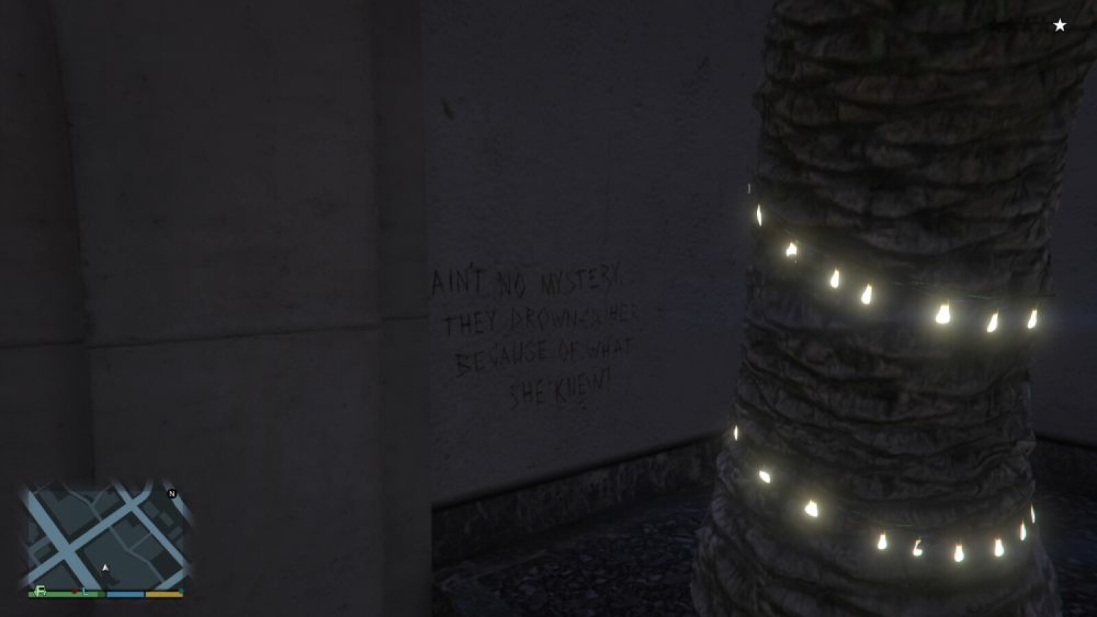 Auf der linken Seite des Eingangs zum Kino findet ihr an der hinteren Wand eine weitere Nachricht. "Ain't no mystery they drowned her because of she knew!" - zu Deutsch soviel wie "Es ist kein Geheimnis, dass sie sie ertränkt haben, weil sie etwas wusste!" (Screenshot / Rockstar Games)