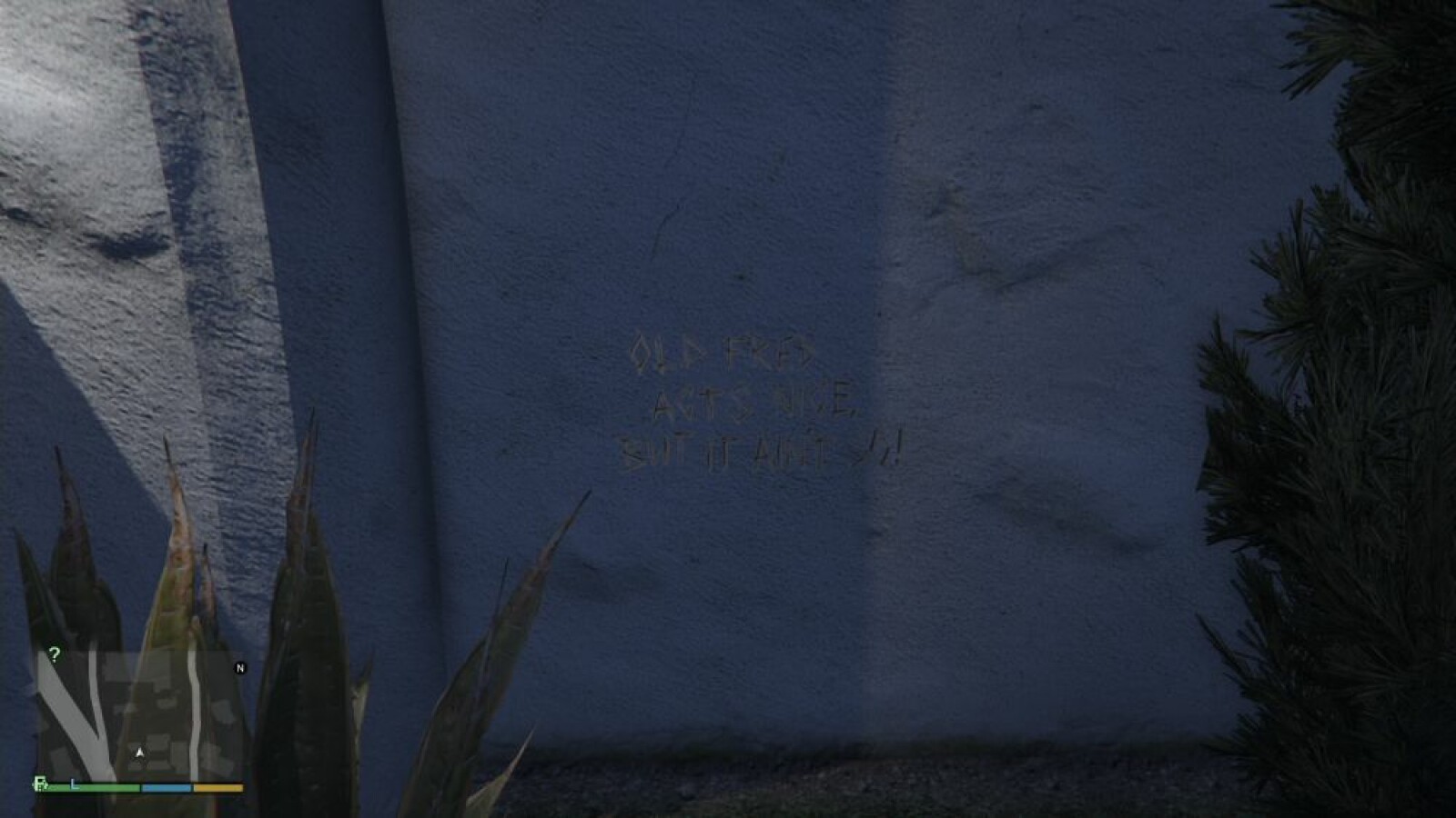An einer Wand zu eurer Linken auf dem Weg zum Hotel steht "Old Fred acts nice, but it ain't so!" - was zu Deutsch soviel heißt wie "Der alte Fred gibt vor, nett zu sein, ist es aber nicht!". (Screenshot / Rockstar Games)