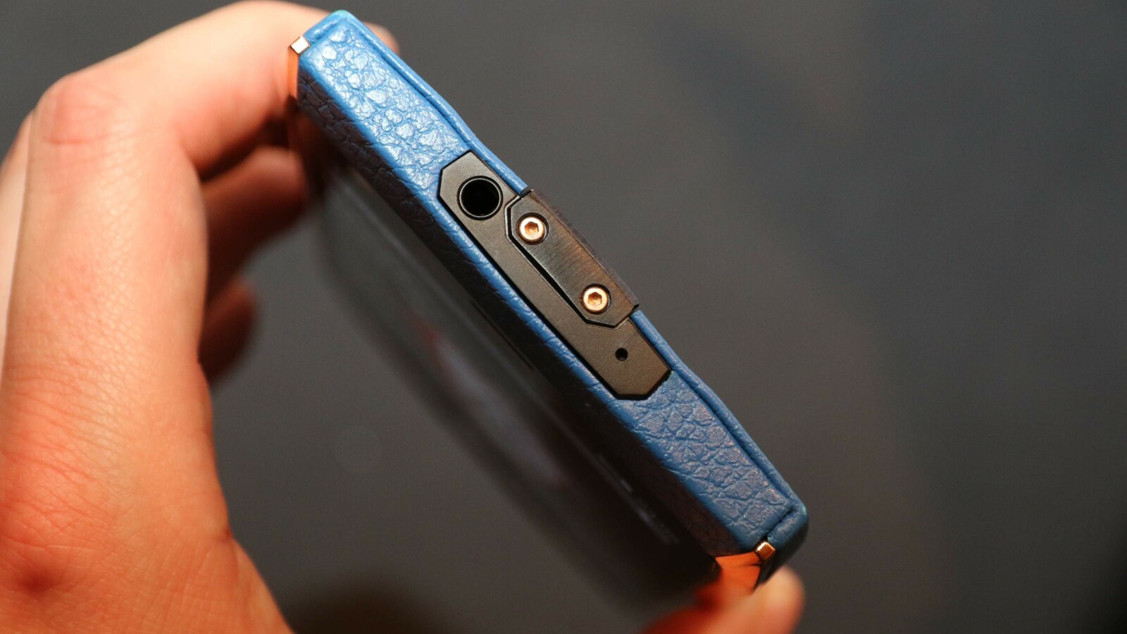 An der Oberseite weist das Tonino Lamborghini 88 Tauri einen Kopfhöreranschluss auf. (Bild: netzwelt)