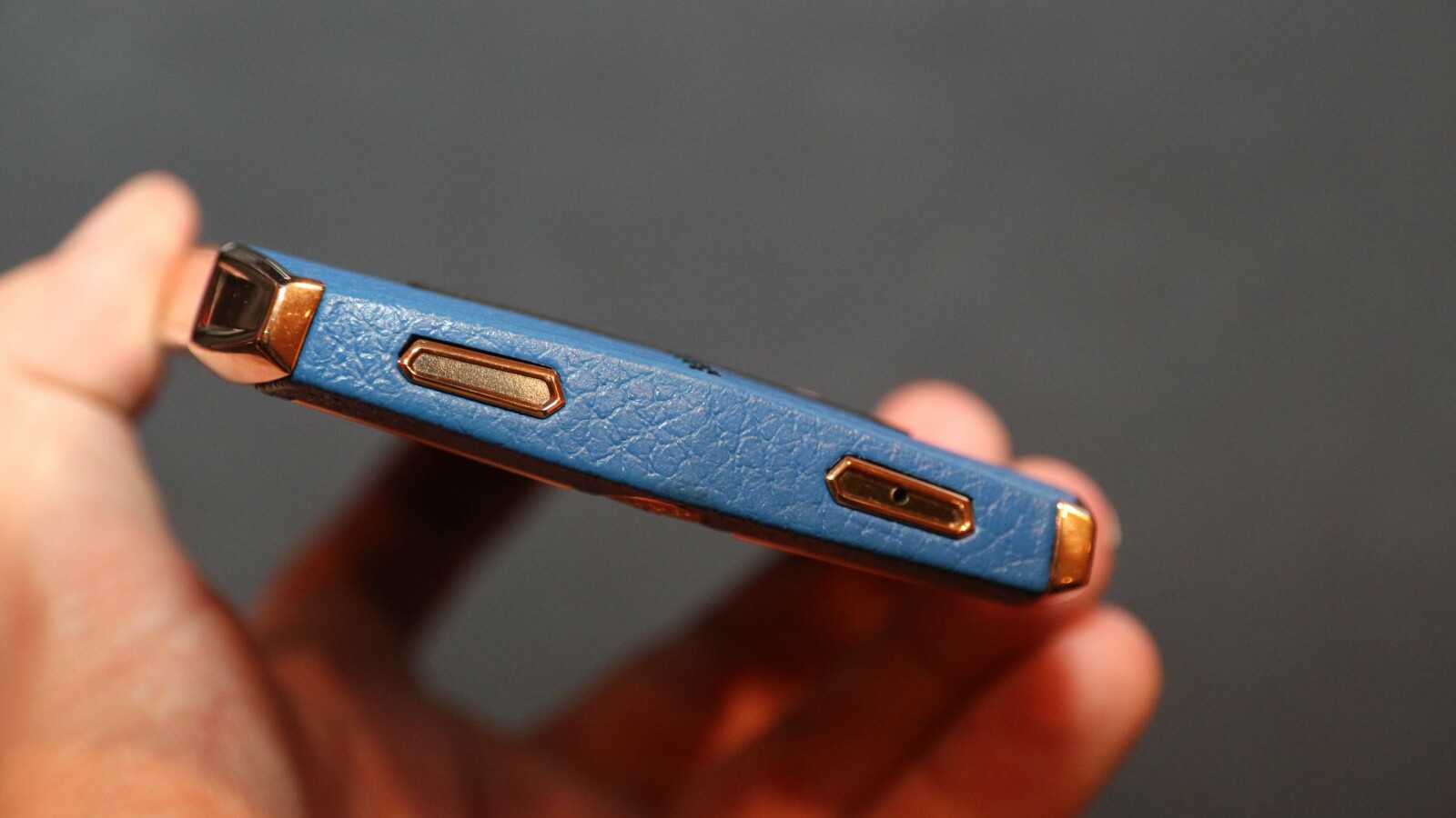 An der Unterseite des Smartphones befindet sich unter anderem ein Mikrofon. (Bild: netzwelt)