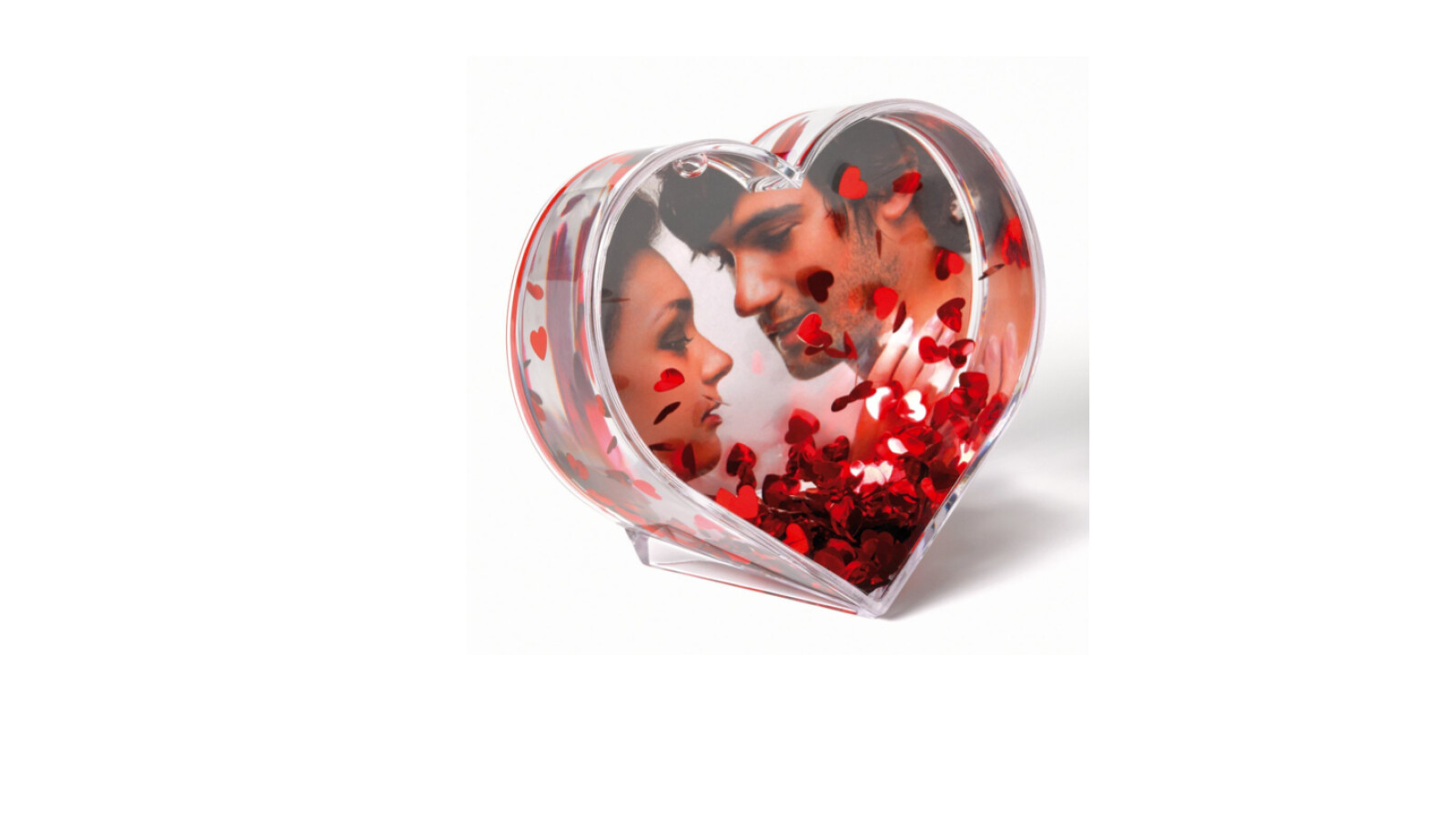 Das Glitzerherz ist mit metallfarbenen Blättchen in Herzform gefüllt und lässt sich durch ein eigenes Foto sehr gut personalisieren. Das Fotogeschenk kostet 6,99 Euro.