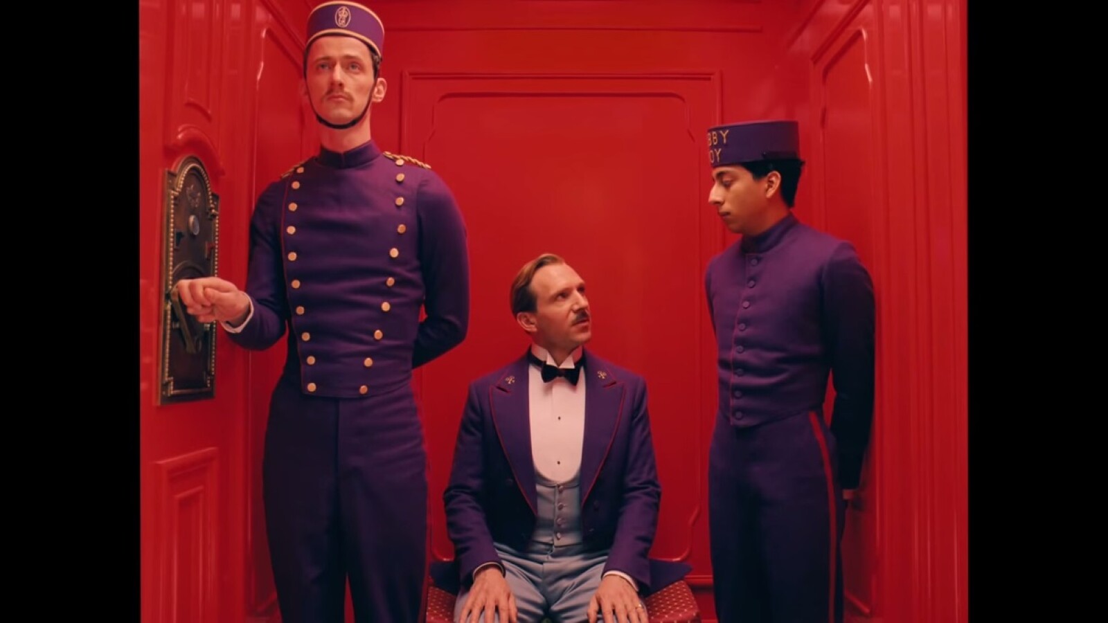 Die Star-besetzte Komödie "The Grand Budapest Hotel" ist von Regisseur Wes Anderson inszeniert und unterhält mit bunten Farben und schrillen Charakteren.