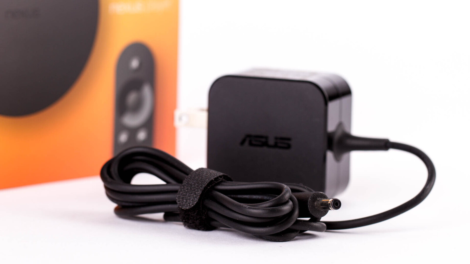 ... und das mitgelieferte Netzteil.