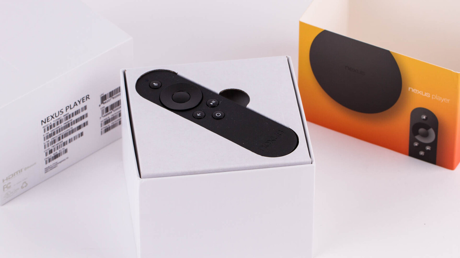 Die Fernbedienung im Bette der Kartonverpackung.