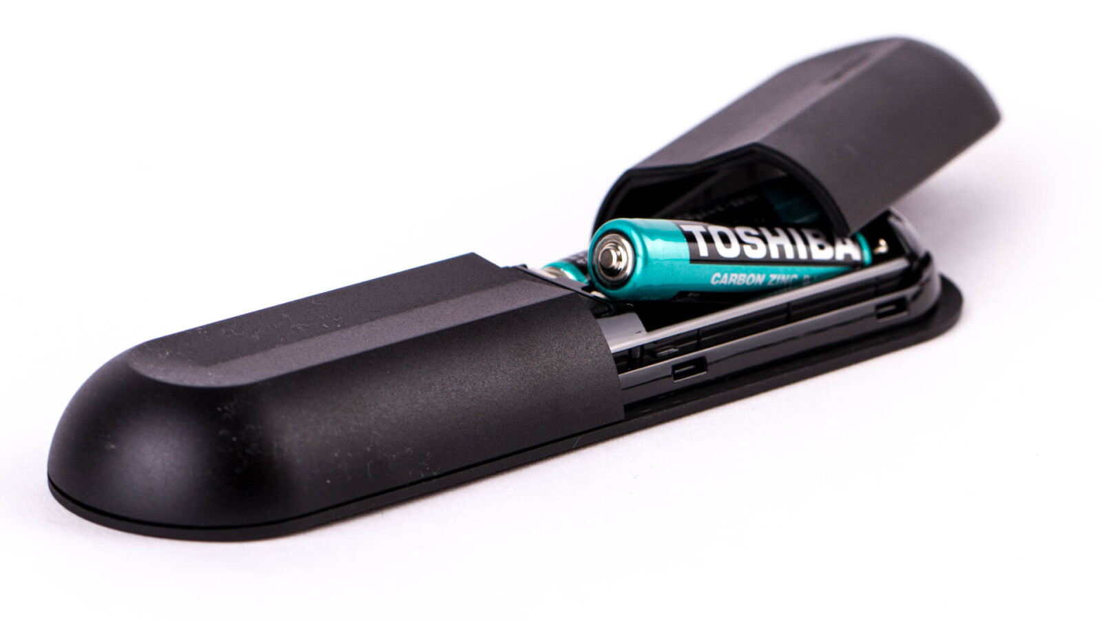 Die Fernbedienung mit Batterien...