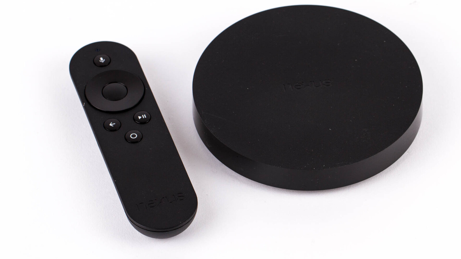 Der Nexus Player mit Gespielin Fernbedienung.